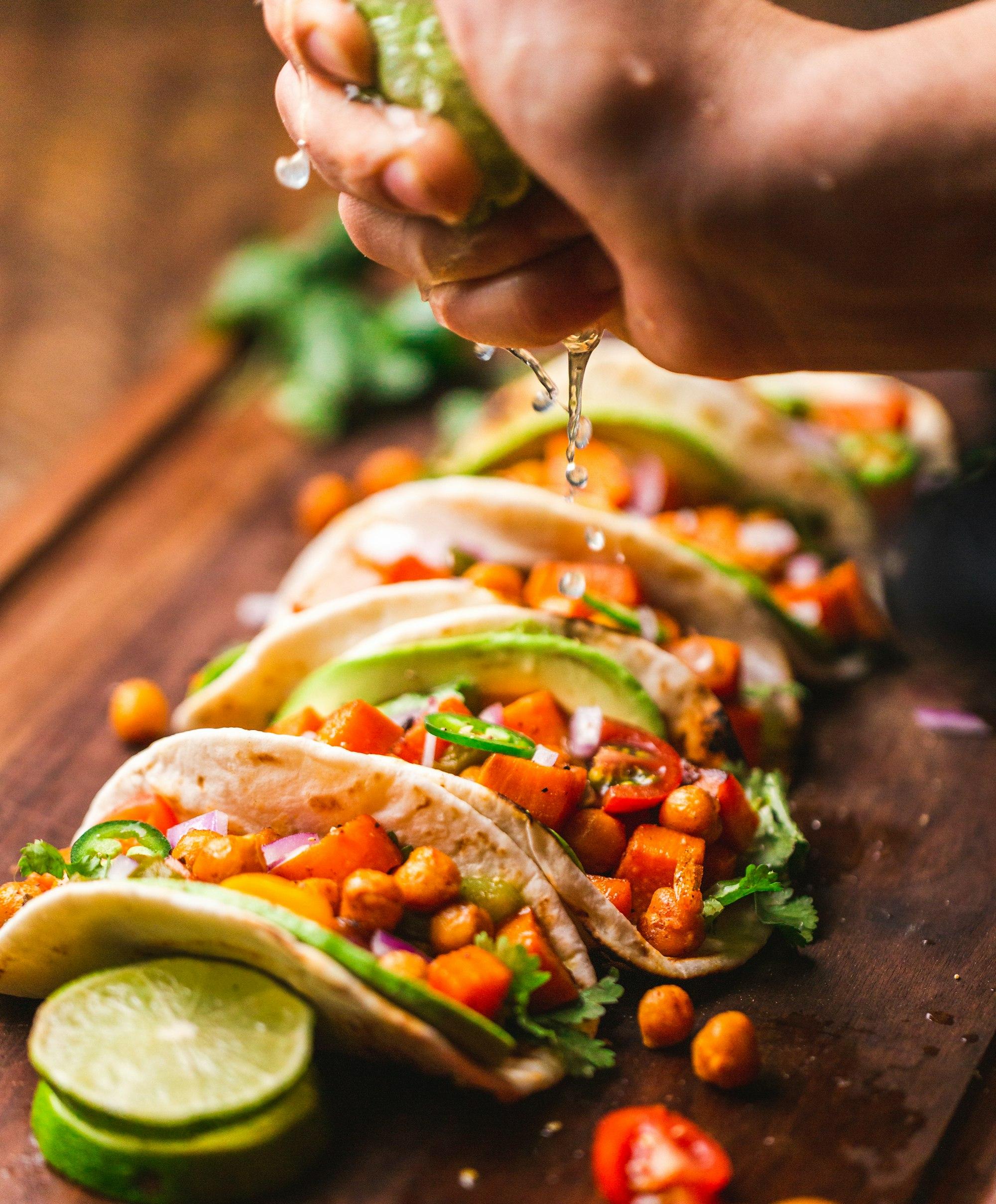 Meksikanske taco med friske råvarer på et rustikt bord